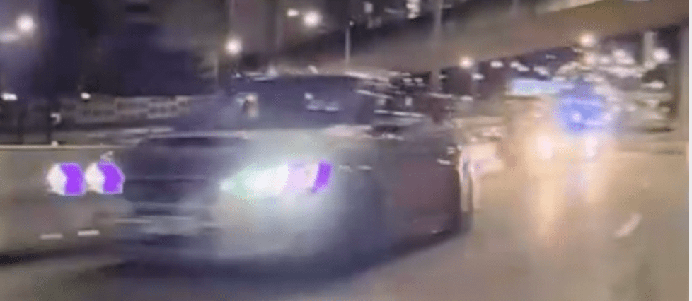警車在第二部車後窮追不捨。 警車在第二部車後窮追不捨。