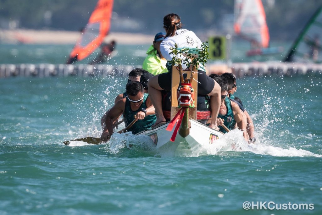 海關龍舟隊今日在赤柱參加「2025黑武士慈善中秋龍舟盃」,與多個政府部門同場競技,最終在比賽中奪得亞軍。香港海關FB圖片 海關龍舟隊今日在赤柱參加「2025黑武士慈善中秋龍舟盃」,與多個政府部門同場競技,最終在比賽中奪得亞軍。香港海關FB圖片