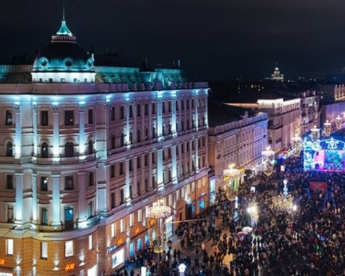 因没有下雪，俄罗斯当局曾在2019年跨年活动上施放人造雪让民众感受气氛。网图