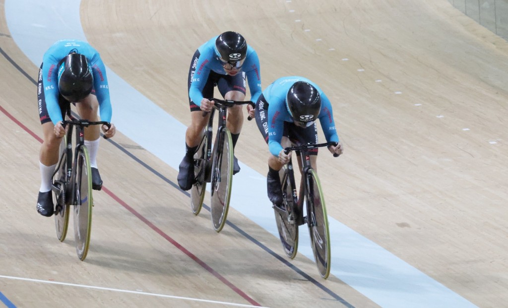 女子團體爭先賽衝線一刻，右起：楊礎搖、吳思穎、童森。徐嘉華攝