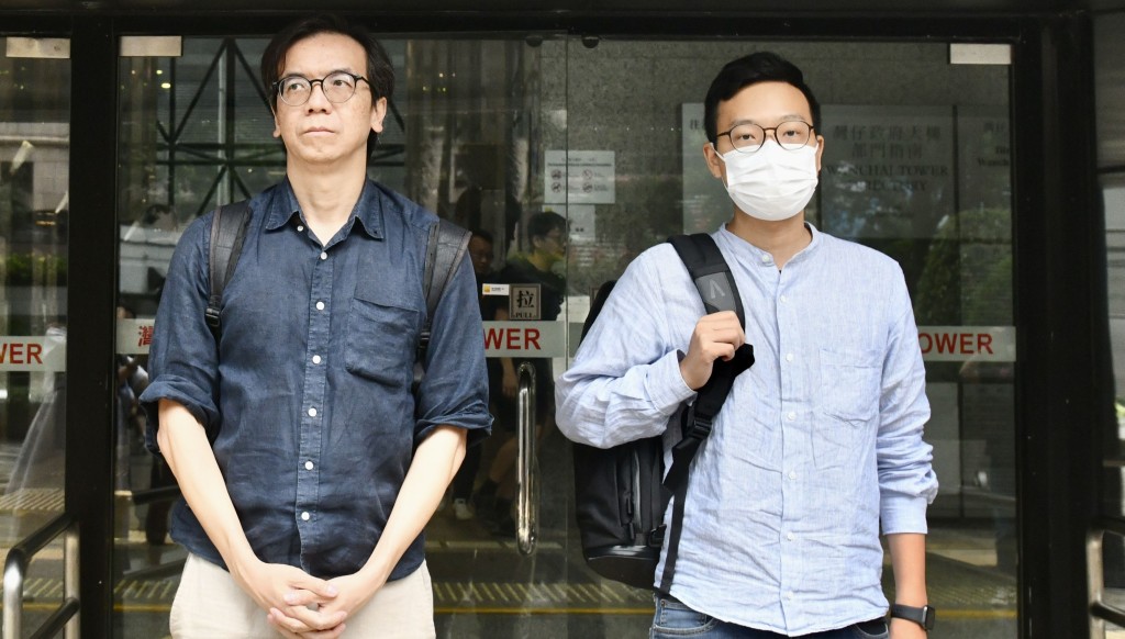立場新聞案原定今天(19日)結案陳詞,被告 鍾沛權(左)及林紹桐今早出庭。 盧江球攝