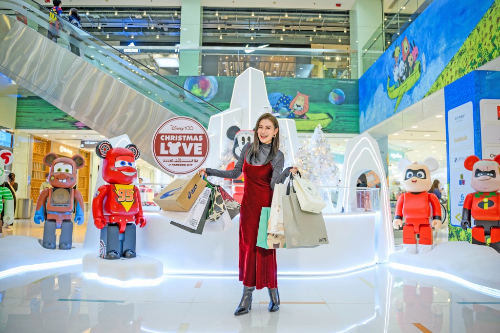 江若琳特別到海港城享受一站式購物體驗，為家人和囝囝挑選聖誕禮物，。