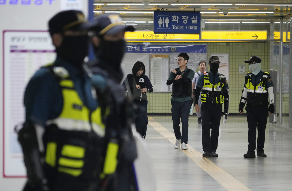 南韩出动超过1.2万名警员加强巡逻。美联社
