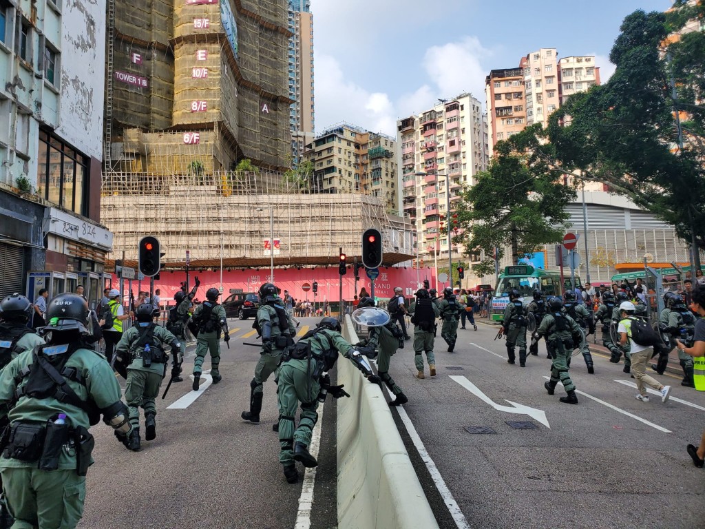 防暴警於裕民坊追截示威者，示威者四散。