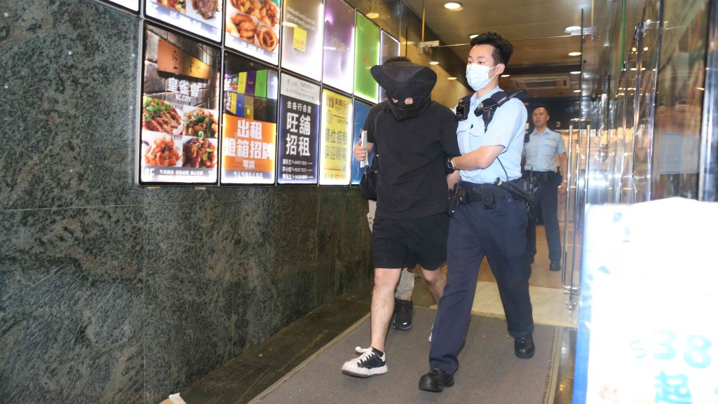 警方到場後截獲一名男子。李家傑攝