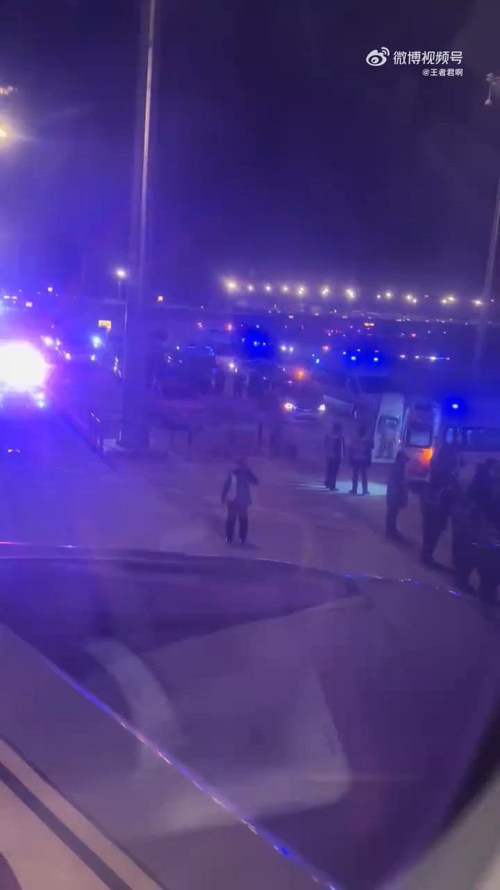 影片見機場有救護車戒備。