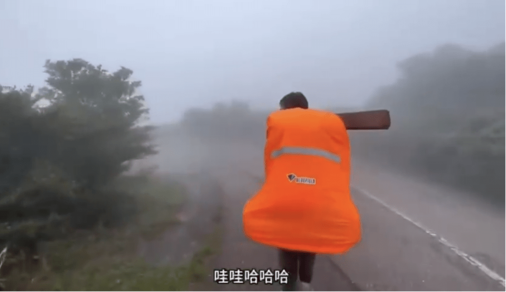 他把標距柱架在肩上跑走。 他把標距柱架在肩上跑走。
