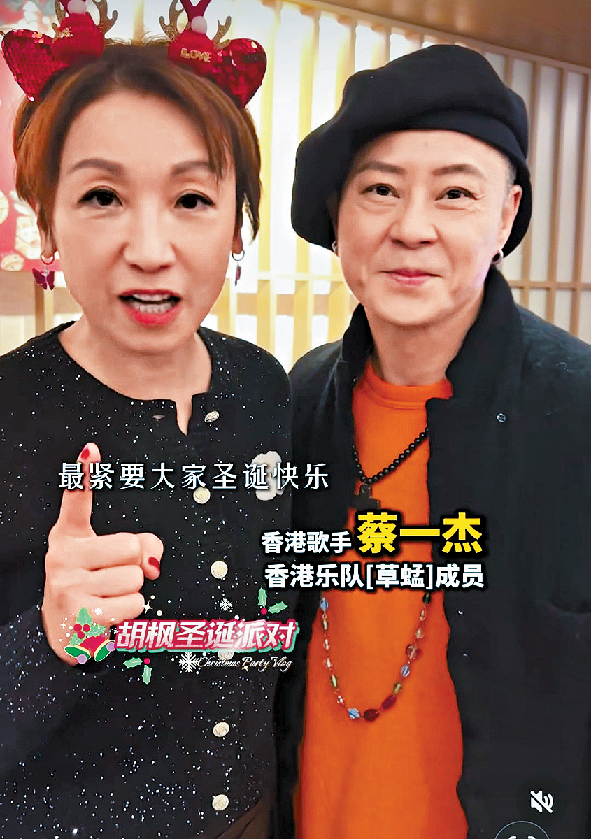 蔡一傑手術後首露面,頭戴黑色畫家帽兼滿面笑容。