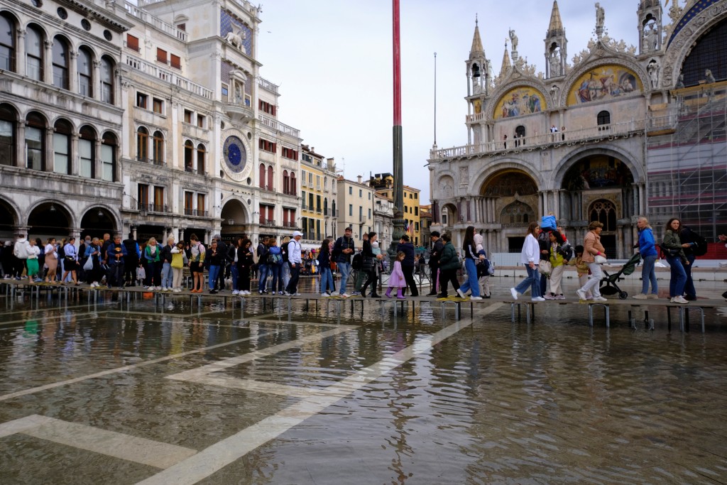 游客在威尼斯架设的栈道上行走。路透社资料图片
