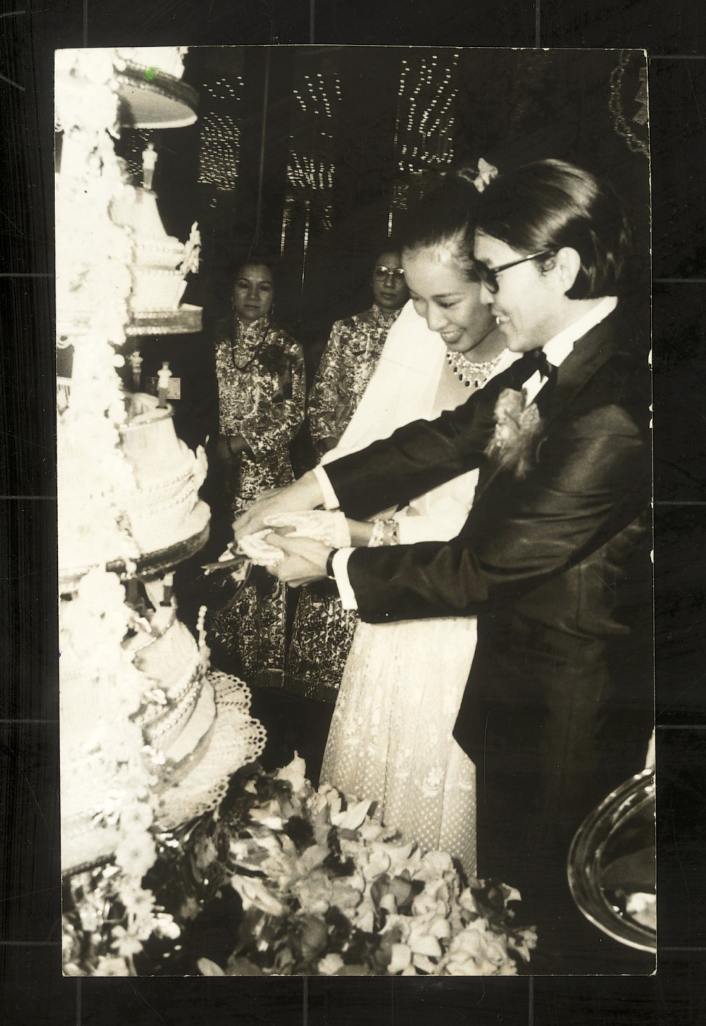 朱玲玲與霍英東長子霍震霆認識九個月後即閃婚，在1978年9月舉行婚禮並於美麗華酒店筵開360席，場面相當奢華，朱玲玲婚後專心做少奶奶，先後誕下3名兒子。