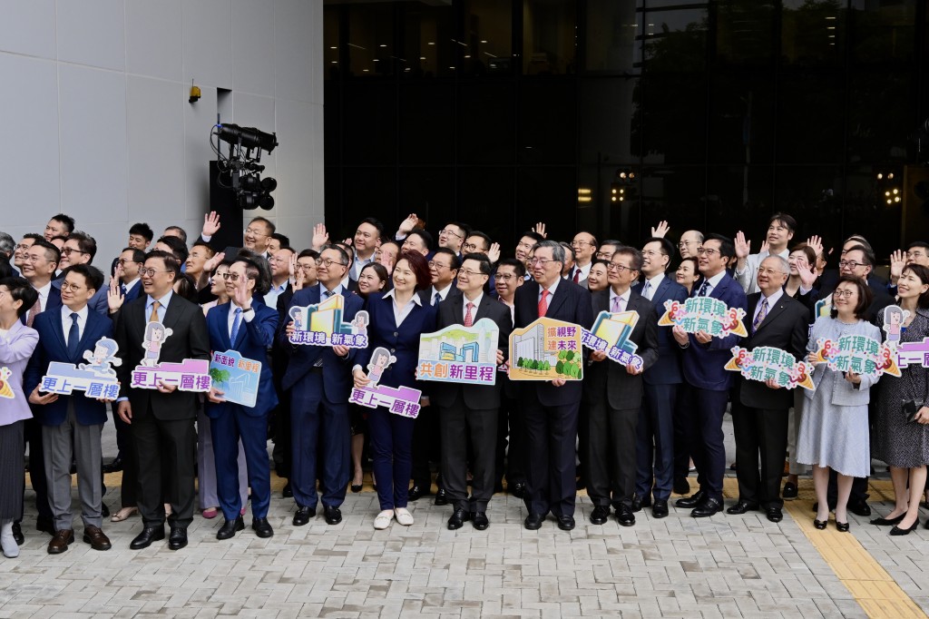 多位官員出席儀式,包括財政司司長陳茂波、律政司司長林定國等。 多位官員出席儀式,包括財政司司長陳茂波、律政司司長林定國等。