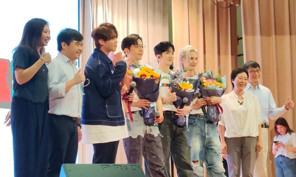 「妹豬組」成員姜濤、AL、呂爵安及李駿傑大受學生歡迎。 「妹豬組」成員姜濤、AL、呂爵安及李駿傑大受學生歡迎。