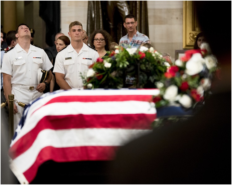 麥凱恩靈柩移送國會山莊 。 AP  