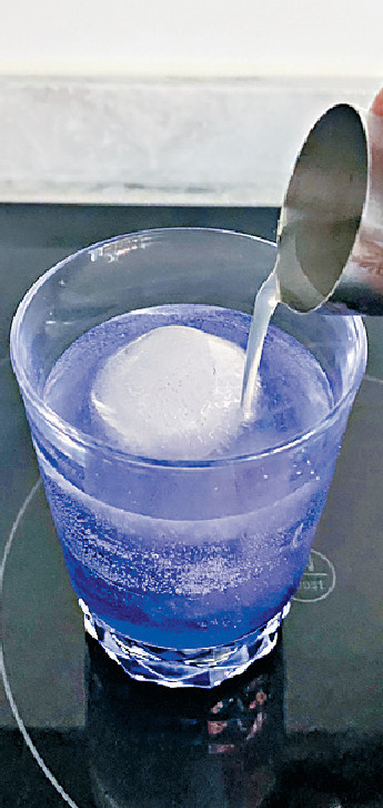 冰放入杯，注入（1）蝶豆花糖漿，再注入氣泡水，用時方注入檸檬汁，調飲頓時從藍色變為紫色。