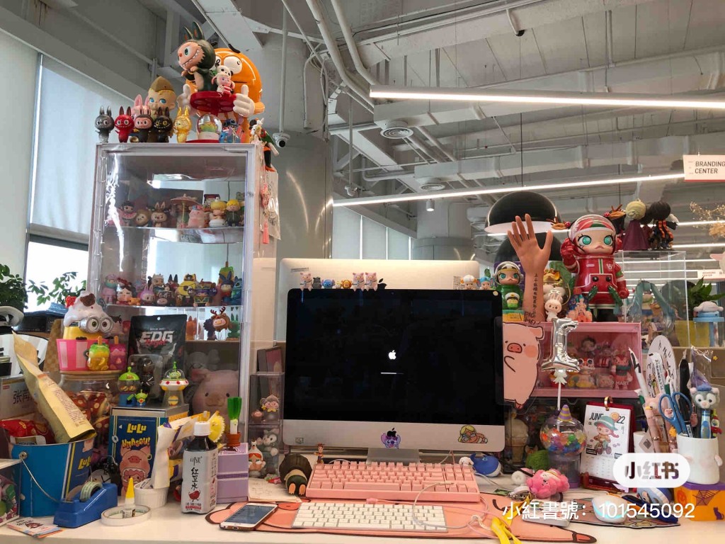 網民分享可愛系辦公桌。（圖片來源：小紅書@欸普肉）