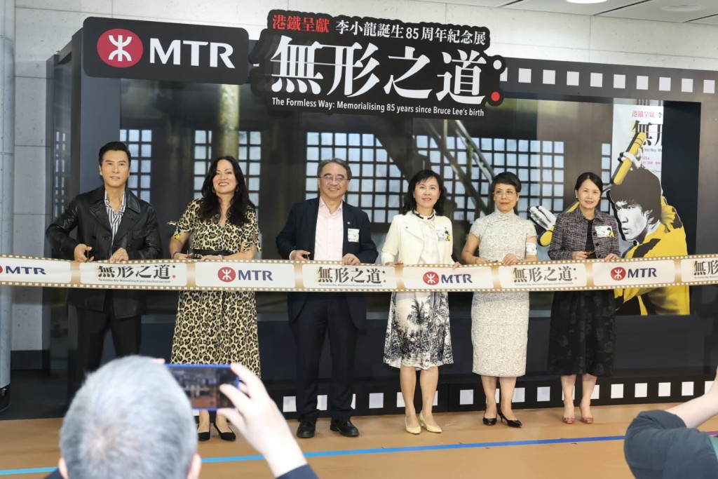 從美國遠道而來的李香凝（左二）表示回香港像「返屋企」。