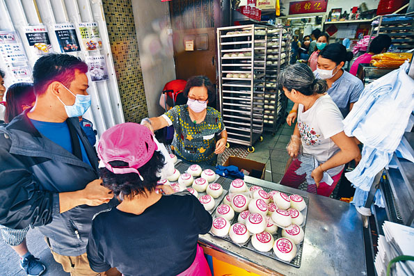 ■平安包出爐,吸引遊人排長龍搶購。