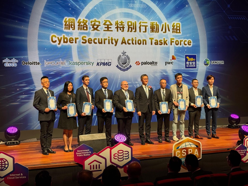 警方與9個網絡安全行業的機構成立「網絡安全特別行動小組」，警務處處長蕭澤頤在「網絡安全特別行動小組」成立儀式與小組成員合照。