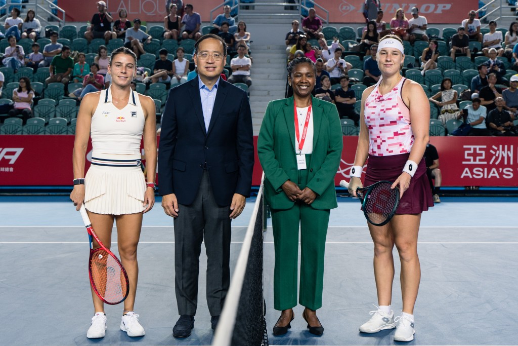 WTA 行政总裁 Portia Archer(右二) 、中国香港网球总会主席郑明哲(左二) 、比莲高娃(右一) 、娜华露(左一)。 公关图片