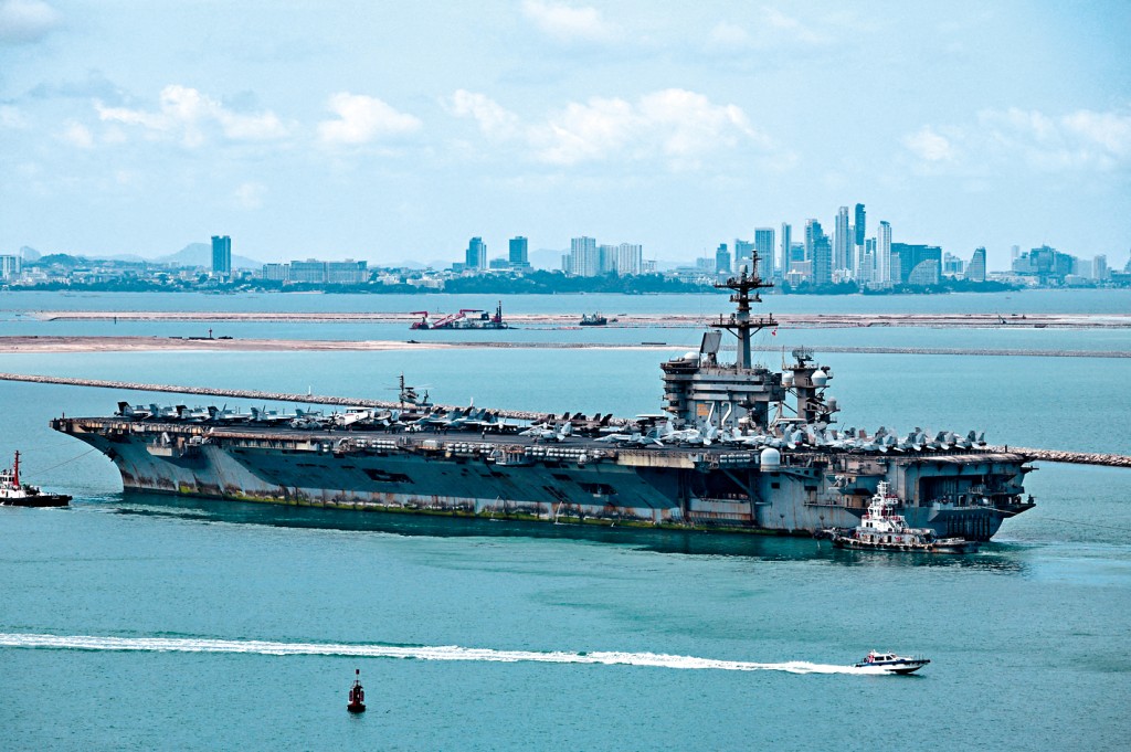 美軍「林肯號」航空母艦昨日駛近泰國芭堤雅附近的林查班港。