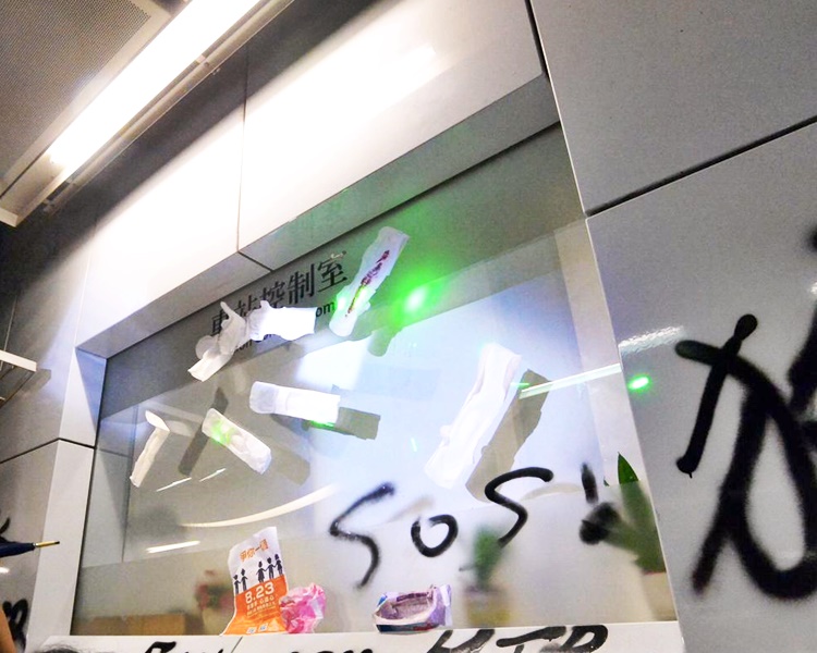 示威者昨晚在玻璃窗貼上衛生巾。