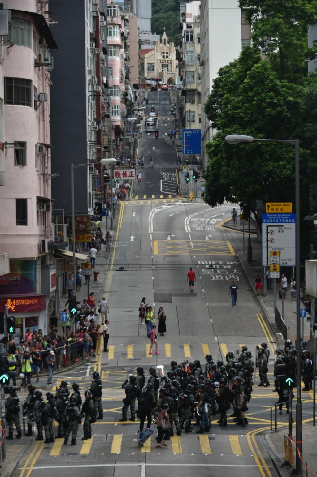 示威者在中聯辦一帶與警察對峙