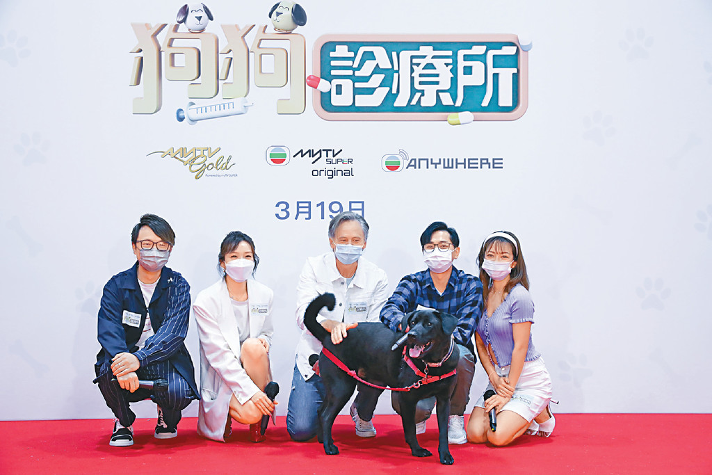 現身記招
■李佳芯、河國榮及監製鄺家銘，即席與嘉賓鄭俊弘及何雁詩的愛犬Riley互動。