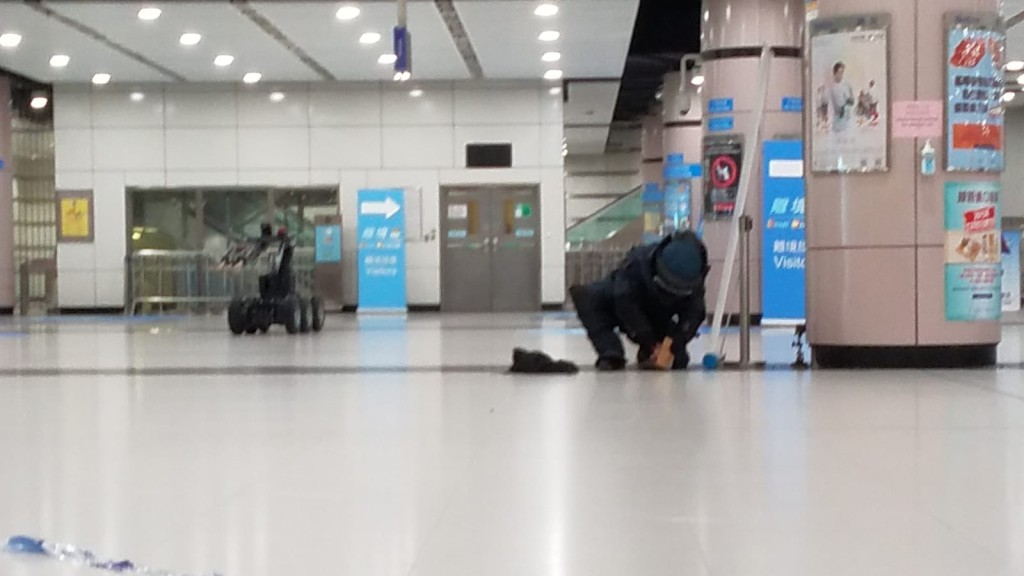 人員寫穿上防爆衣檢查炸彈。
