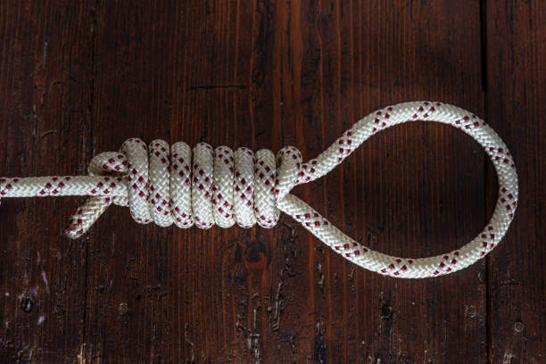 阿比谢克他所绑的绳结太紧，于是整个人悬挂在半空。