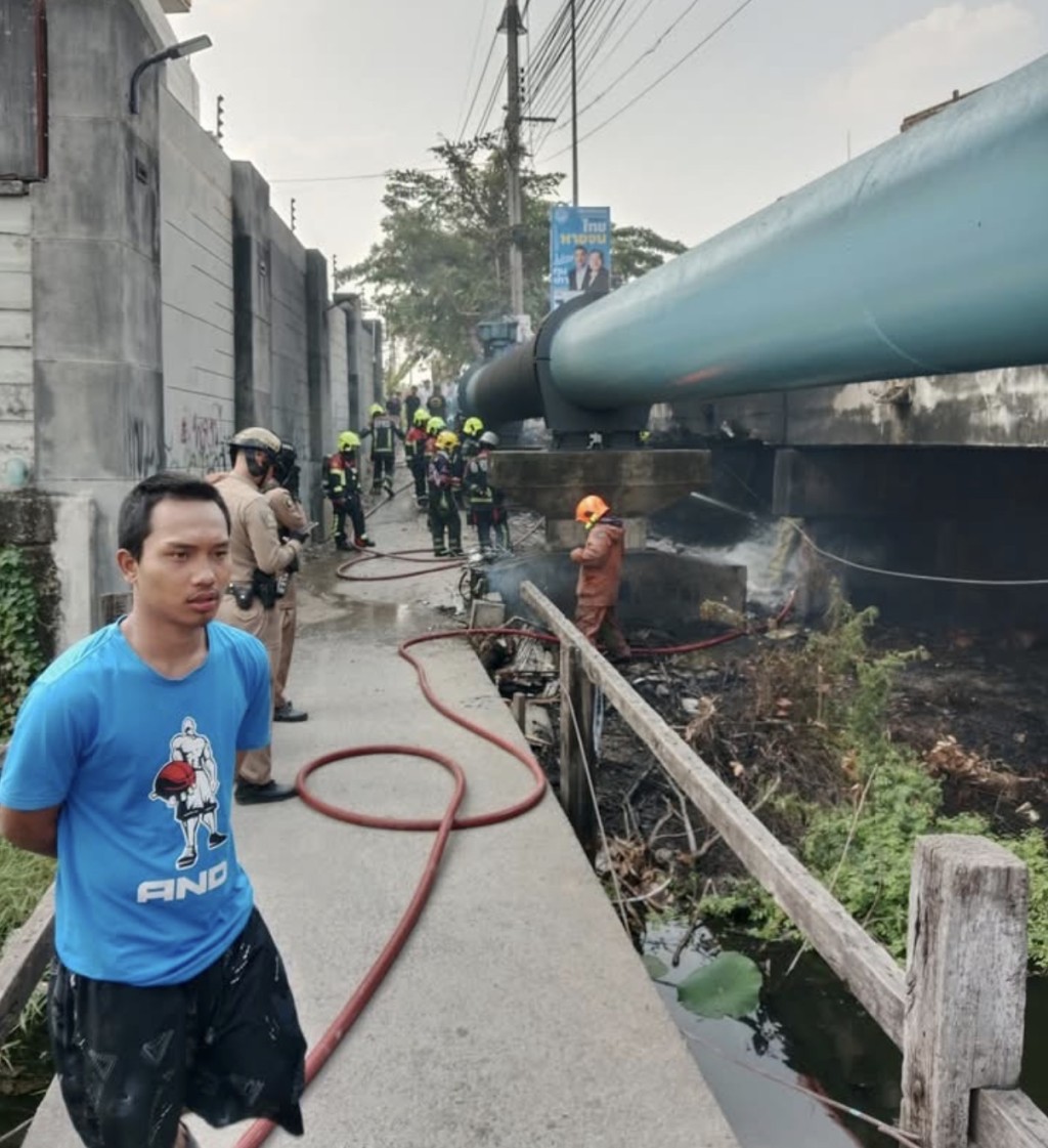 所幸露宿者及时逃生，消防赶到现场救援。 Facebook/สุนทร แย้มพราย