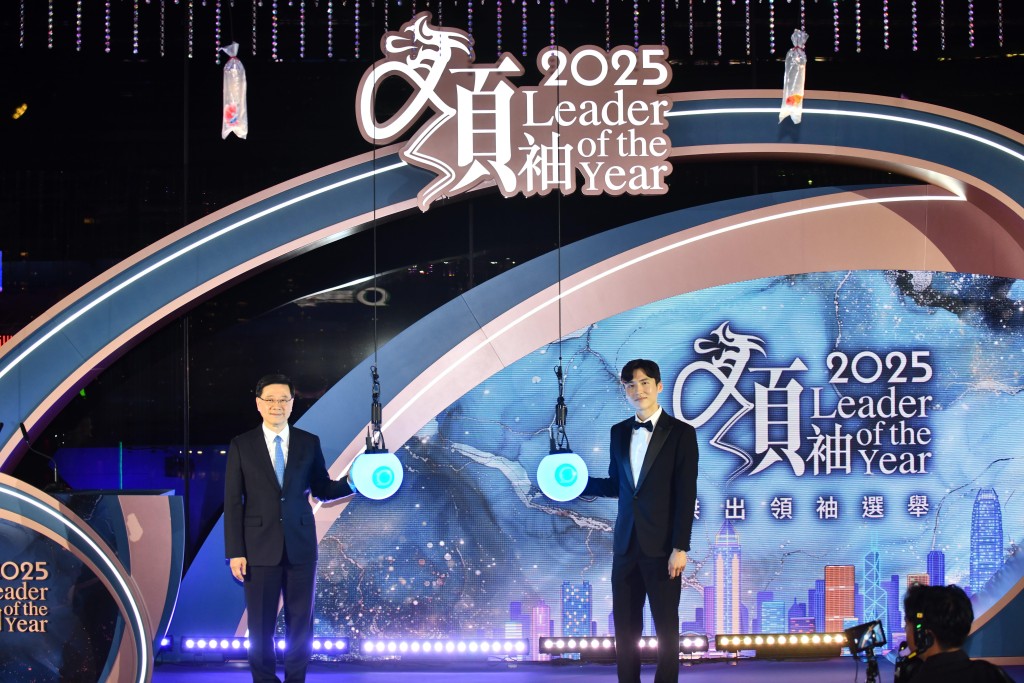 特首李家超(左)與星島新聞集團主席蔡加讚(右)主席開幕典禮。 特首李家超(左)與星島新聞集團主席蔡加讚(右)主席開幕典禮。