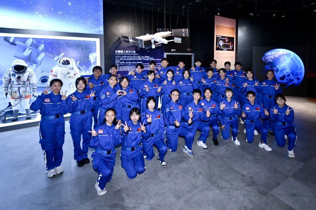 學員參觀香港科學館的「中國銀行(香港)呈獻:國家發展成就系列──無盡探索:中國的航天、航空及航海」展覽。政府新聞處圖片 學員參觀香港科學館的「中國銀行(香港)呈獻:國家發展成就系列──無盡探索:中國的航天、航空及航海」展覽。政府新聞處圖片