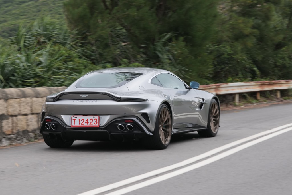 全新超跑Aston Martin Vantage车身短少精悍，攻略窄弯表现非常灵活稳定。