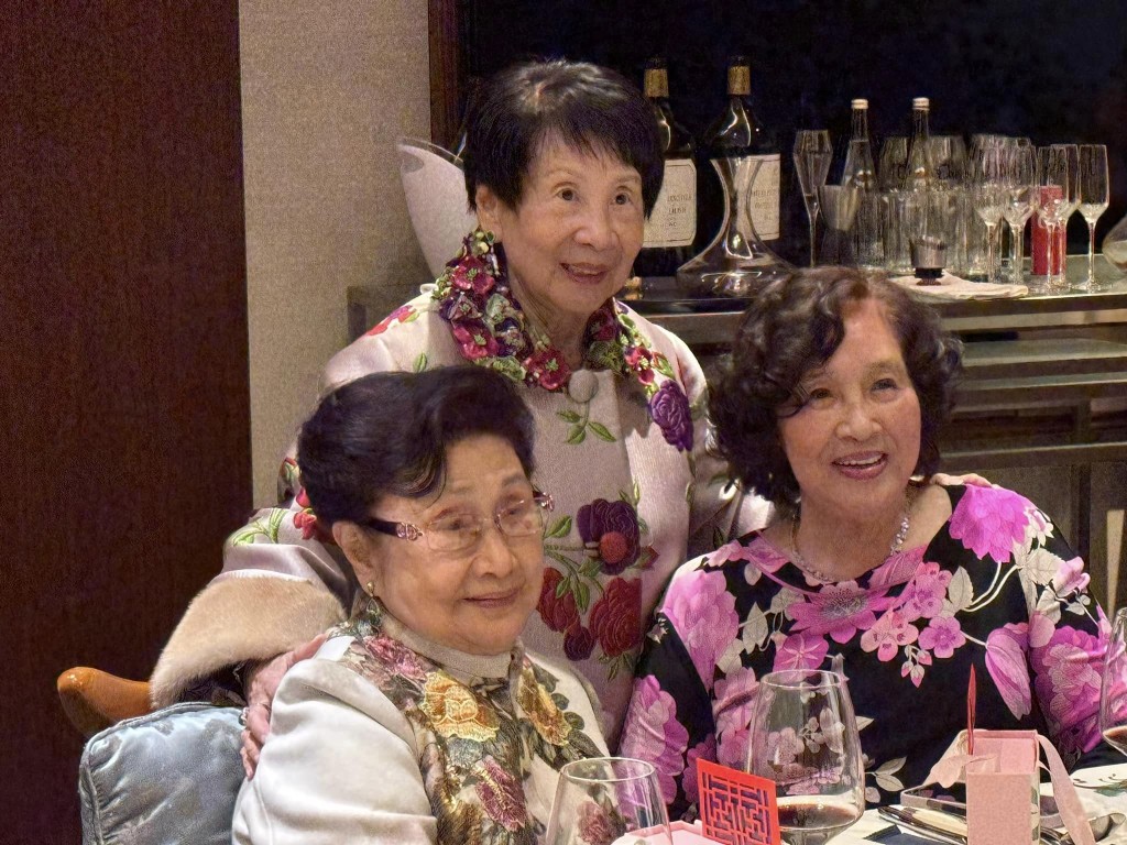 95歲粵劇名伶白雪仙（前左）亦悉心打扮赴會。