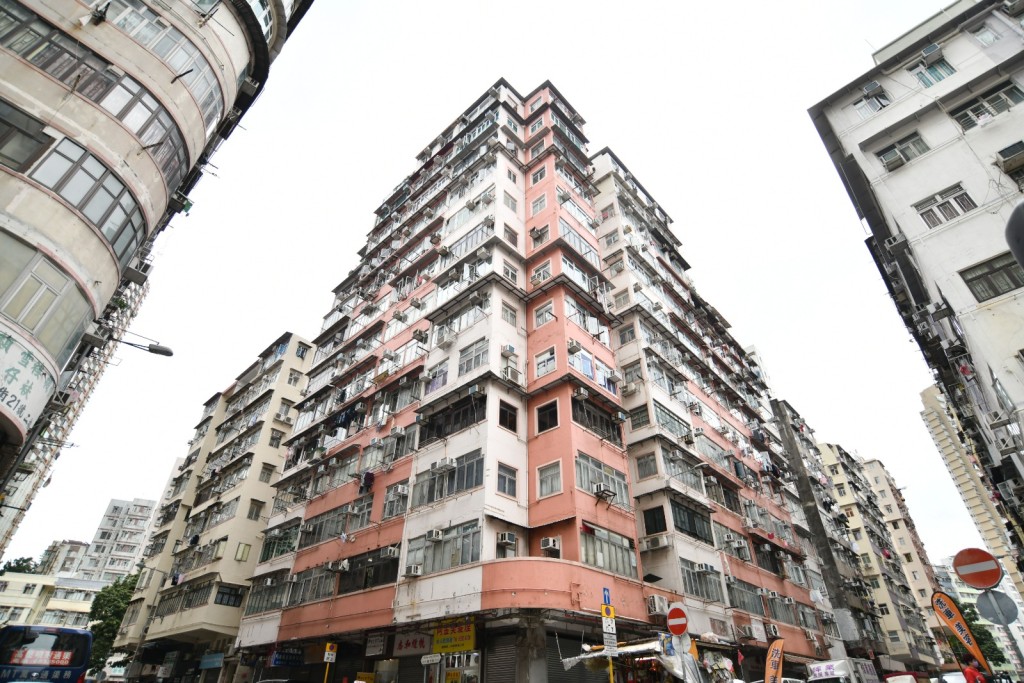 深水埗龍華大廈頂樓在內合共二十伙,沒有遵從當年「街影法」起樓,被勒令還原。
