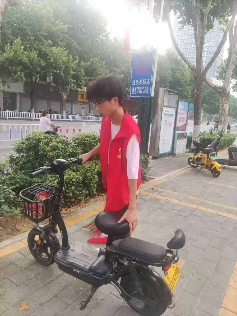 董帥范在校期間當義工。