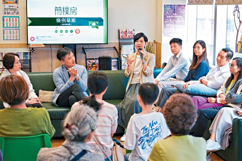 何永賢昨到訪深水埗社區客廳,向劏房住戶簡介簡樸房規管制度。