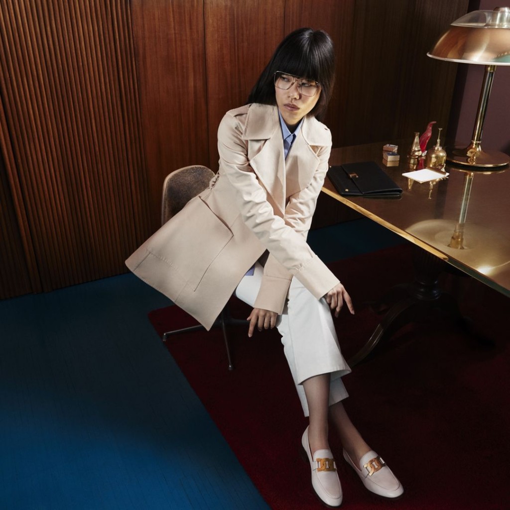 白色Loafers，鞋面饰以金色链条细节/$6,100。