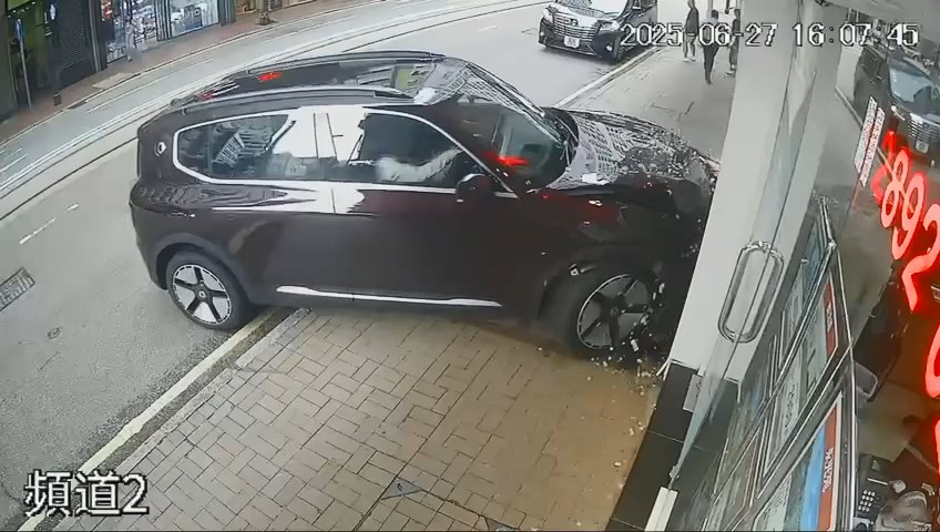 私家車地產舖的玻璃櫥窗。 私家車地產舖的玻璃櫥窗。