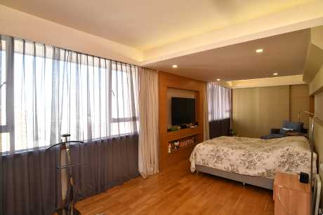 主人套房以偌大的清玻璃裝飾，透亮自然。