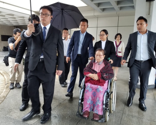 羅老太中午休庭時離開法院。黃梓生攝