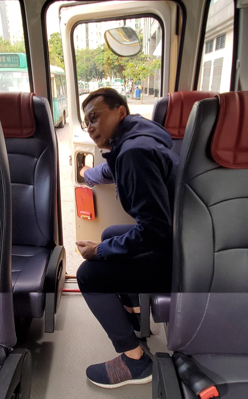 譚偉照指現時一般的保母車太平門手柄均設有保護蓋。林思明攝
