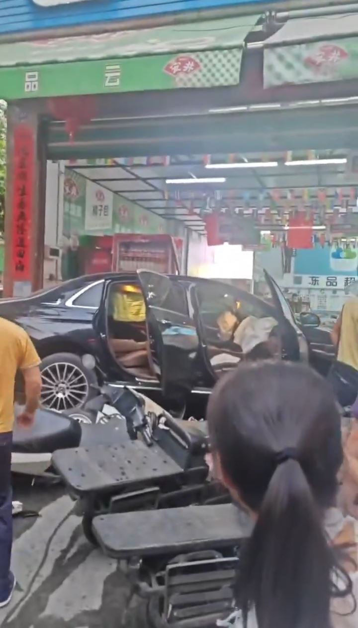 海南有Benz乱冲3公里有传导致3人死亡。X