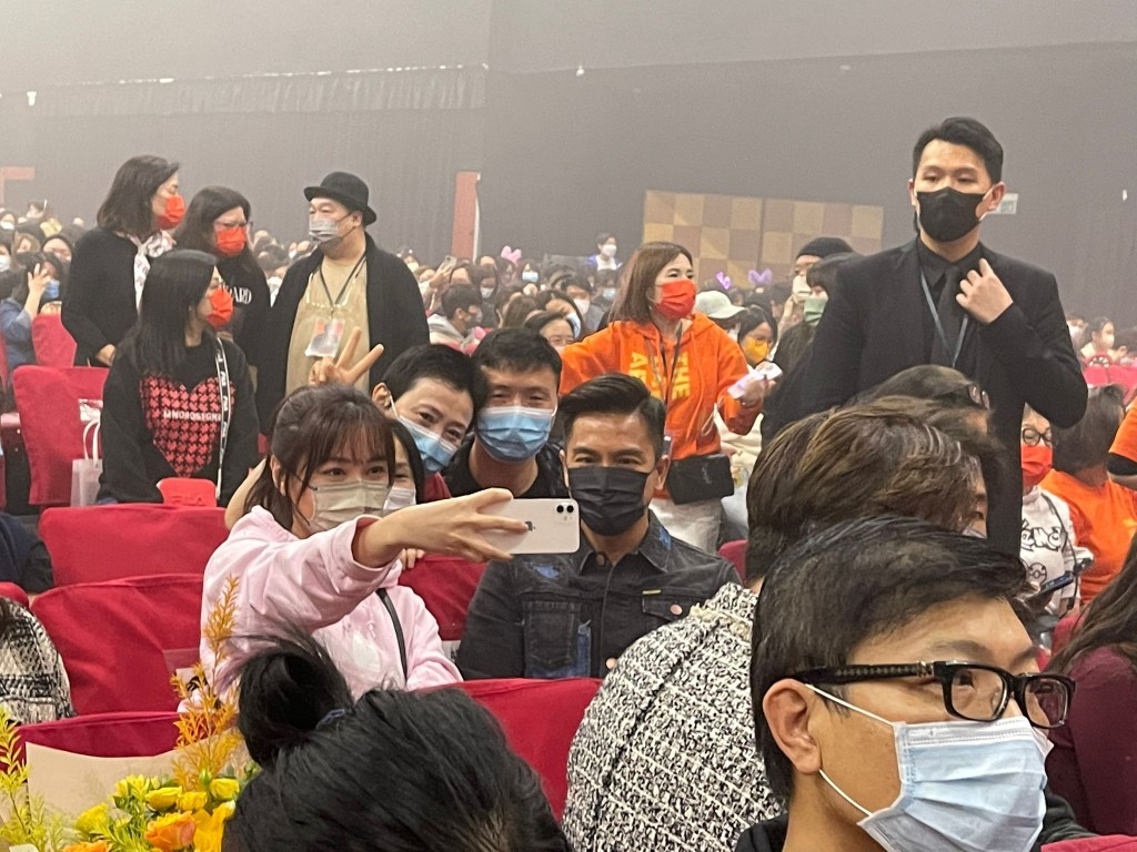 開騷前有觀眾要求合照,來者不拒。