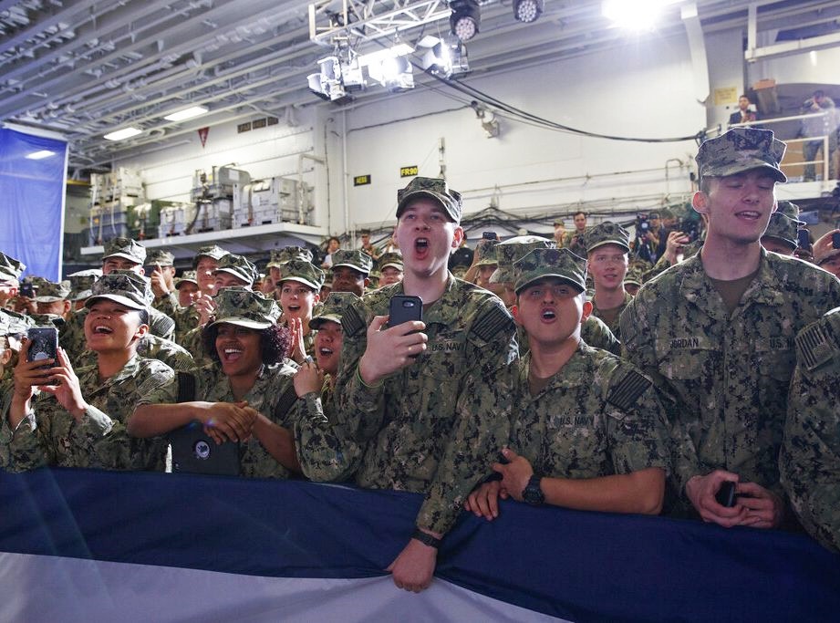 特朗普到横须贺基地探访驻日美军。AP