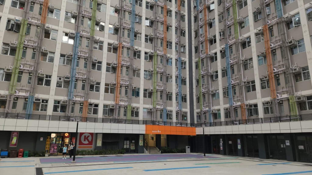 李家超有信心在2027年年中進一步跌至4.5年,並期望邁向2030至2031年度將輪候時間降至4年以下。 李家超有信心在2027年年中進一步跌至4.5年,並期望邁向2030至2031年度將輪候時間降至4年以下。