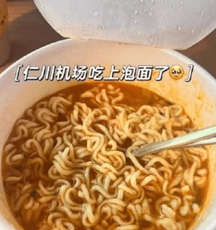 自本周一(25日)起,小紅書上陸續出現多篇關於「仁川機場哺乳室吃泡麵」的經驗分享。小紅書 自本周一(25日)起,小紅書上陸續出現多篇關於「仁川機場哺乳室吃泡麵」的經驗分享。小紅書