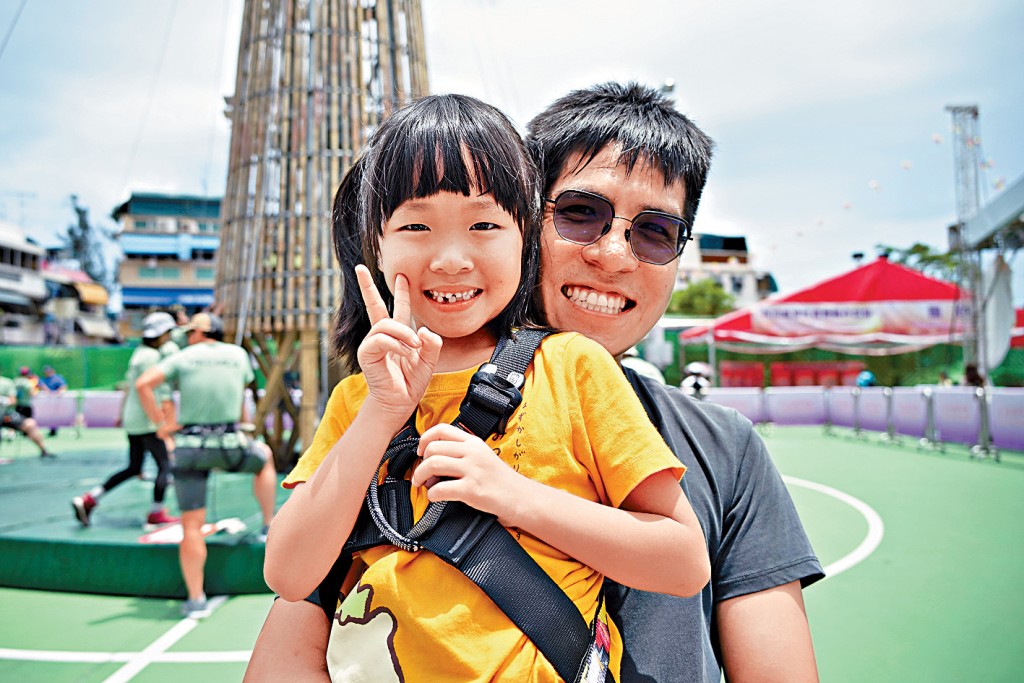 袁先生带同女儿来攀爬包山，女儿首次尝试便成功登顶。