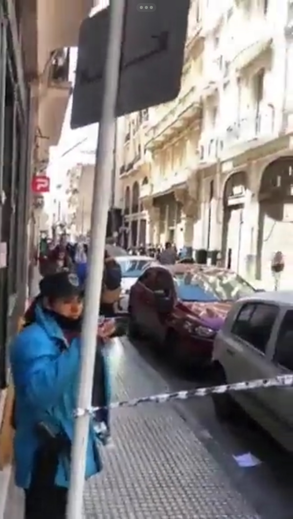 以色列駐阿根廷大使館接炸彈恐嚇後疏散人群。 X