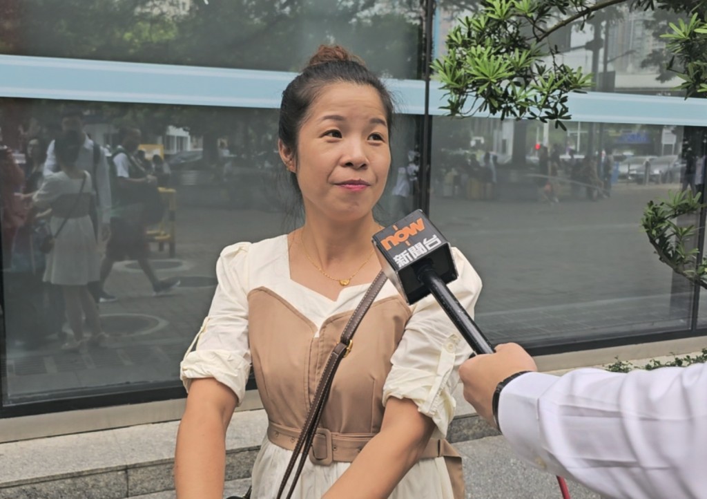 广西来港旅游何小姐称最怕手机没电，无法扫码过关。